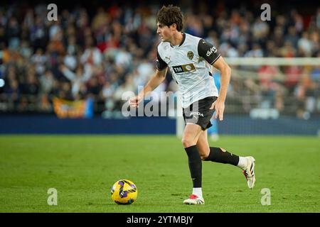 Valencia, Spanien. Dezember 2024. MADRID, SPANIEN - 7. DEZEMBER: Javi Guerra Central Mittelfeld von Valencia CF läuft mit dem Ball während des LaLiga EA Sports Matches zwischen Valencia CF und Rayo Vallecano am 7. Dezember 2024 im Mestalla Stadion in Valencia. (Foto von Jose Torres/Photo Players Images/Magara Press) Credit: Magara Press SL/Alamy Live News Stockfoto