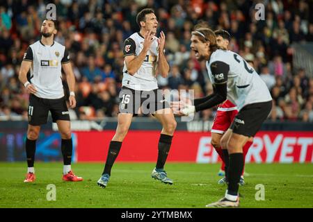 Valencia, Spanien. Dezember 2024. MADRID, SPANIEN – 7. DEZEMBER: Cenk Ozkacar Mittelverteidiger von Valencia CF reagiert auf das LaLiga EA Sports Spiel zwischen Valencia CF und Rayo Vallecano am 7. Dezember 2024 im Mestalla Stadion in Valencia. (Foto von Jose Torres/Photo Players Images/Magara Press) Credit: Magara Press SL/Alamy Live News Stockfoto