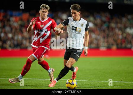 Valencia, Spanien. Dezember 2024. MADRID, SPANIEN - 7. DEZEMBER: Jesus Vazquez linker Rückspieler von Valencia CF tritt am 7. Dezember 2024 im Mestalla Stadion in Valencia um den Ball an. (Foto von Jose Torres/Photo Players Images/Magara Press) Credit: Magara Press SL/Alamy Live News Stockfoto