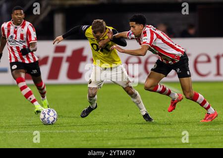 Rotterdam, Niederlande. Dezember 2024. ROTTERDAM, NIEDERLANDE - 7. DEZEMBER: Mohamed Nassoh von Sparta Rotterdam kämpft am 7. Dezember 2024 im Sparta-stadion Het Kasteel im niederländischen Eredivisie-Spiel zwischen Sparta Rotterdam und NAC Breda um den Ball mit Boyd Lucassen von NAC Breda. (Foto von Hans van der Valk/Orange Pictures) Credit: Orange Pics BV/Alamy Live News Stockfoto