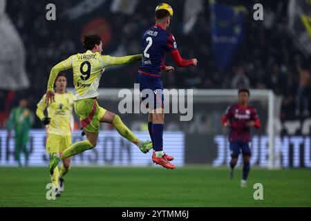 Turin, Italien. Dezember 2024. Dusan Vlahovic von Juventus FC und Emil Holm von Bologna FC kämpfen um den Ball während des Spiels der Serie A zwischen Juventus FC und Bologna FC im Allianz Stadium am 7. Dezember 2024 in Turin. Quelle: Marco Canoniero/Alamy Live News Stockfoto