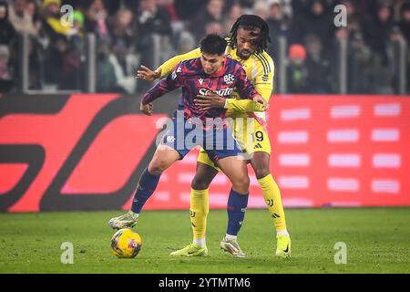 Santiago CASTRO von Bologna und Khephren THURAM von Juventus während des italienischen Meisterschaftsspiels Serie A zwischen Juventus FC und Bologna FC am 7. Dezember 2024 im Allianz Stadium in Turin Stockfoto