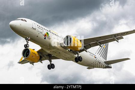 Zürich, Schweiz, 12. Juni 2024: Ein Airbus A320-271N (Airbus A320neo) von Vueling Airlines ist auf dem letzten Anflug zum Flughafen Zürich. Registrierung EG Stockfoto