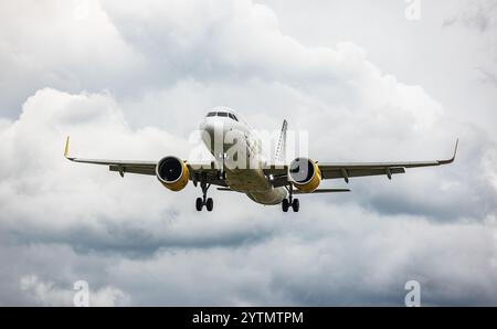 Zürich, Schweiz, 12. Juni 2024: Ein Airbus A320-271N (Airbus A320neo) von Vueling Airlines ist auf dem letzten Anflug zum Flughafen Zürich. Registrierung EG Stockfoto