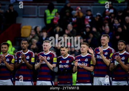 London, Großbritannien. Dezember 2024. London, England, 07. Dezember 2024: Schweigeminute vor dem Spiel der Premier League zwischen Brentford und Newcastle im Gtech Community Stadium in London. (Pedro Porru/SPP) Credit: SPP Sport Press Photo. /Alamy Live News Stockfoto