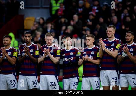 London, Großbritannien. Dezember 2024. London, England, 07. Dezember 2024: Schweigeminute vor dem Spiel der Premier League zwischen Brentford und Newcastle im Gtech Community Stadium in London. (Pedro Porru/SPP) Credit: SPP Sport Press Photo. /Alamy Live News Stockfoto