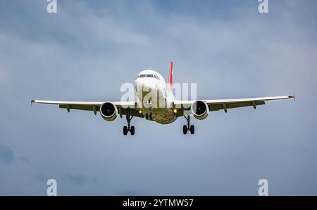 Zürich, Schweiz, 12. Juli 2024: Ein Airbus A319-112 von Chair Airlines ist auf seinem letzten Anflug zum Flughafen Zürich. Registrierung HB-JOJ. (Foto von Stockfoto