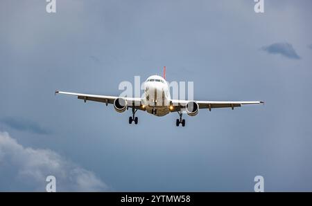 Zürich, Schweiz, 12. Juli 2024: Ein Airbus A319-112 von Chair Airlines ist auf seinem letzten Anflug zum Flughafen Zürich. Registrierung HB-JOJ. (Foto von Stockfoto