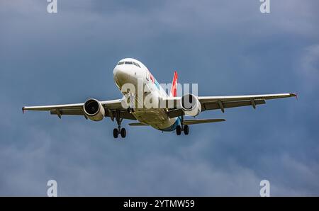 Zürich, Schweiz, 12. Juli 2024: Ein Airbus A319-112 von Chair Airlines ist auf seinem letzten Anflug zum Flughafen Zürich. Registrierung HB-JOJ. (Foto von Stockfoto
