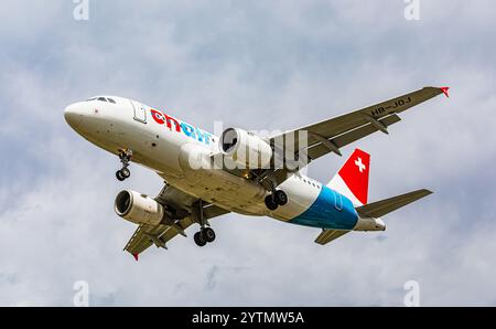 Zürich, Schweiz, 12. Juli 2024: Ein Airbus A319-112 von Chair Airlines ist auf seinem letzten Anflug zum Flughafen Zürich. Registrierung HB-JOJ. (Foto von Stockfoto