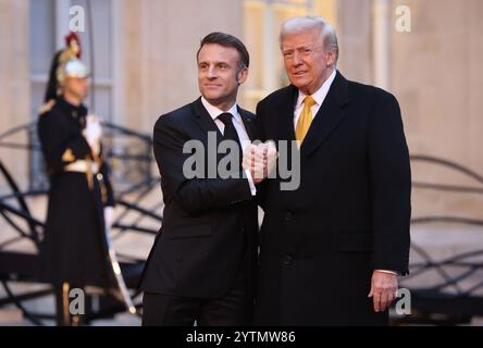 Paris, Frankreich. Dezember 2024. Der französische Präsident Emmanuel Macron begrüßt den designierten US-Präsidenten Donald Trump am Samstag, den 7. Dezember 2024, im Elysee-Palast in Paris. Foto: Maya Vidon-White/UPI Credit: UPI/Alamy Live News Stockfoto