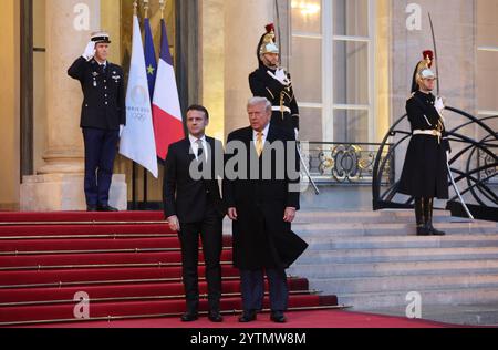 Paris, Frankreich. Dezember 2024. Der französische Präsident Emmanuel Macron begrüßt den designierten US-Präsidenten Donald Trump am Samstag, den 7. Dezember 2024, im Elysee-Palast in Paris. Foto: Maya Vidon-White/UPI Credit: UPI/Alamy Live News Stockfoto