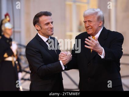 Paris, Frankreich. Dezember 2024. Der französische Präsident Emmanuel Macron begrüßt den designierten US-Präsidenten Donald Trump am Samstag, den 7. Dezember 2024, im Elysee-Palast in Paris. Foto: Maya Vidon-White/UPI Credit: UPI/Alamy Live News Stockfoto