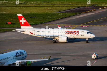 Zürich, Schweiz, 4. August 2024: Ein Swiss International Airlines Airbus A220-100 fährt mit dem Taxi zur Start- und Landebahn am Flughafen Zürich. Registrierung HB-JBF. A Air B Stockfoto