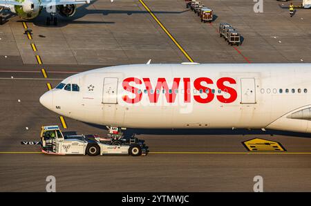 Zürich, Schweiz, 4. August 2024: Ein Airbus A330-313X der Swiss International Airlines wird von einem Drücker zum Stand gezogen. Registrierung HB-JMI. (Foto von Stockfoto