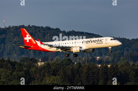 Zürich, Schweiz, 4. August 2024: Ein Helvetic Airways Embraer 190LR ist auf dem letzten Anflug zum Flughafen Zürich. Registrierung HB-JVM. (Foto von Andreas Stockfoto