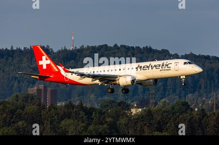 Zürich, Schweiz, 4. August 2024: Ein Helvetic Airways Embraer 190LR ist auf dem letzten Anflug zum Flughafen Zürich. Registrierung HB-JVM. (Foto von Andreas Stockfoto