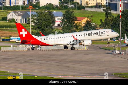 Zürich, Schweiz, 4. August 2024: Ein Helvetic Airways Embraer 190LR ist auf dem letzten Anflug zum Flughafen Zürich. Registrierung HB-JVM. (Foto von Andreas Stockfoto