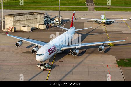 Zürich, Schweiz, 4. August 2024: Ein Airbus A330-313X der Swiss International Airlines wird von einem Drücker zum Stand gezogen. Registrierung HB-JMI. (Foto von Stockfoto