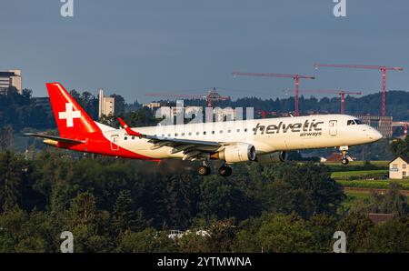 Zürich, Schweiz, 4. August 2024: Ein Helvetic Airways Embraer 190LR ist auf dem letzten Anflug zum Flughafen Zürich. Registrierung HB-JVM. (Foto von Andreas Stockfoto