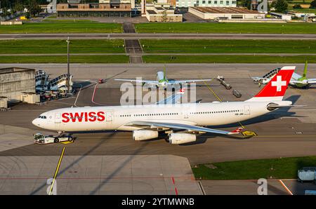 Zürich, Schweiz, 4. August 2024: Ein Airbus A330-313X der Swiss International Airlines wird von einem Drücker zum Stand gezogen. Registrierung HB-JMI. (Foto von Stockfoto