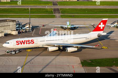 Zürich, Schweiz, 4. August 2024: Ein Airbus A330-313X der Swiss International Airlines wird von einem Drücker zum Stand gezogen. Registrierung HB-JMI. (Foto von Stockfoto