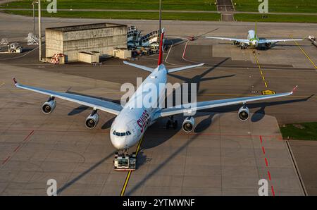 Zürich, Schweiz, 4. August 2024: Ein Airbus A330-313X der Swiss International Airlines wird von einem Drücker zum Stand gezogen. Registrierung HB-JMI. (Foto von Stockfoto