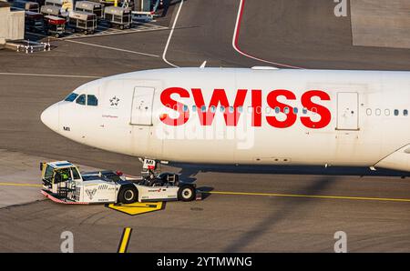 Zürich, Schweiz, 4. August 2024: Ein Airbus A340-313X der Swiss International Airlines wird von einem Drücker zum Stand gezogen. Registrierung HB-JMI. (Foto von Stockfoto