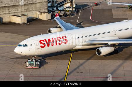 Zürich, Schweiz, 4. August 2024: Ein Airbus A340-313X der Swiss International Airlines wird von einem Drücker zum Stand gezogen. Registrierung HB-JMI. (Foto von Stockfoto