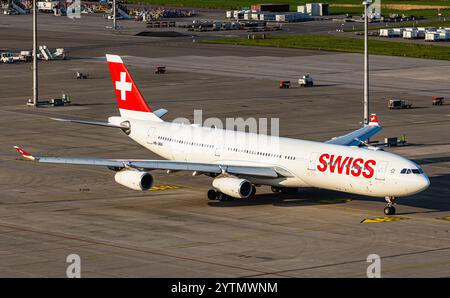 Zürich, Schweiz, 4. August 2024: Ein Airbus A340-313X von Swiss International Airlines fährt mit dem Taxi zur Start- und Landebahn am Flughafen Zürich. Registrierung HB-JMA. ( Stockfoto