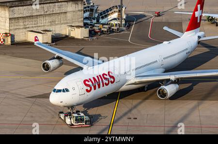 Zürich, Schweiz, 4. August 2024: Ein Airbus A340-313X der Swiss International Airlines wird von einem Drücker zum Stand gezogen. Registrierung HB-JMI. (Foto von Stockfoto