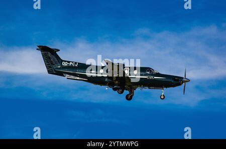 Zürich, Schweiz, 6. September 2024: Ein Pilatus PC-12 NG vom European Aircraft Private Club ist auf dem letzten Anflug zum Flughafen Zürich. Registrierung Stockfoto