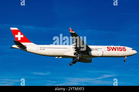 Zürich, Schweiz, 6. September 2024: Ein Airbus A330-343X von Swiss International Airlines ist auf seinem letzten Anflug zum Flughafen Zürich. Registrierung HB-J Stockfoto