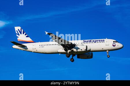 Zürich, Schweiz, 6. September 2024: Ein SunExpress Airbus A320-232 ist auf dem letzten Anflug zum Flughafen Zürich. Registrierung LY-MLG. (Foto: Andreas Haas/di Stockfoto