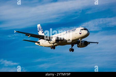 Zürich, Schweiz, 6. September 2024: Ein SunExpress Airbus A320-232 ist auf dem letzten Anflug zum Flughafen Zürich. Registrierung LY-MLG. (Foto: Andreas Haas/di Stockfoto