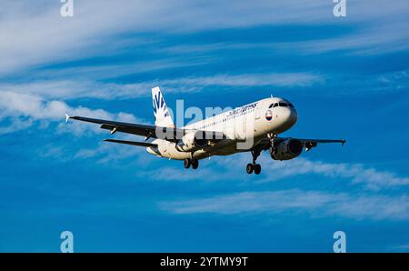 Zürich, Schweiz, 6. September 2024: Ein SunExpress Airbus A320-232 ist auf dem letzten Anflug zum Flughafen Zürich. Registrierung LY-MLG. (Foto: Andreas Haas/di Stockfoto