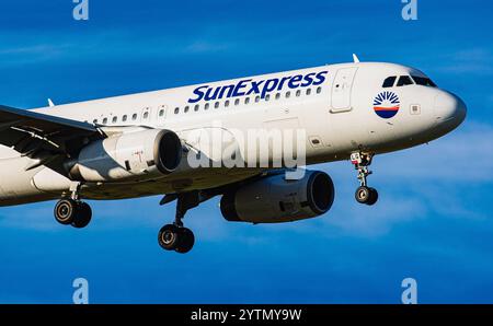 Zürich, Schweiz, 6. September 2024: Ein SunExpress Airbus A320-232 ist auf dem letzten Anflug zum Flughafen Zürich. Registrierung LY-MLG. (Foto: Andreas Haas/di Stockfoto