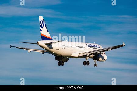 Zürich, Schweiz, 6. September 2024: Ein SunExpress Airbus A320-232 ist auf dem letzten Anflug zum Flughafen Zürich. Registrierung LY-MLG. (Foto: Andreas Haas/di Stockfoto