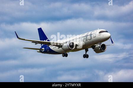 Zürich, Schweiz, 7. Oktober 2024: Ein Airbus A320-251N (Airbus A320neo) von SAS Scandinavian Airlines ist auf dem letzten Anflug zum Flughafen Zürich. Registr Stockfoto