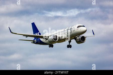 Zürich, Schweiz, 7. Oktober 2024: Ein Airbus A320-251N (Airbus A320neo) von SAS Scandinavian Airlines ist auf dem letzten Anflug zum Flughafen Zürich. Registr Stockfoto