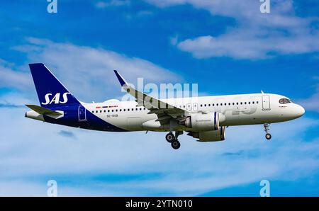 Zürich, Schweiz, 7. Oktober 2024: Ein Airbus A320-251N (Airbus A320neo) von SAS Scandinavian Airlines ist auf dem letzten Anflug zum Flughafen Zürich. Registr Stockfoto