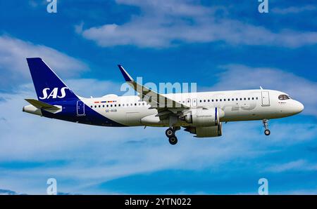 Zürich, Schweiz, 7. Oktober 2024: Ein Airbus A320-251N (Airbus A320neo) von SAS Scandinavian Airlines ist auf dem letzten Anflug zum Flughafen Zürich. Registr Stockfoto