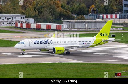 Zürich, Schweiz, 26. Oktober 2024: Ein Airbus A220-300 von Air Baltic startet vom Flughafen Zürich. Registrierung YL-CSF. (Foto: Andreas Haas/Dieb Stockfoto