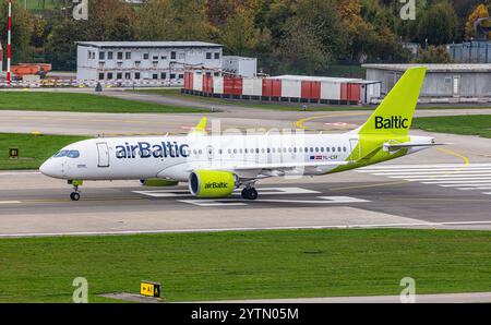 Zürich, Schweiz, 26. Oktober 2024: Ein Airbus A220-300 von Air Baltic startet vom Flughafen Zürich. Registrierung YL-CSF. (Foto: Andreas Haas/Dieb Stockfoto