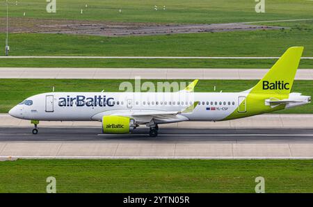 Zürich, Schweiz, 26. Oktober 2024: Ein Airbus A220-300 von Air Baltic startet vom Flughafen Zürich. Registrierung YL-CSF. (Foto: Andreas Haas/Dieb Stockfoto