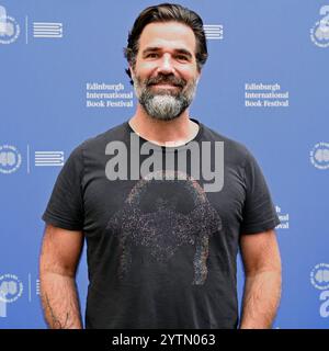 Edinburgh, Schottland, Großbritannien. August 2023 27. Edinburgh International Book Festival zum 40. Geburtstag: US-amerikanischer Komiker, Schauspieler und Autor Rob Delaney beim offiziellen Fototermin. Quelle: Craig Brown/Alamy Live News Stockfoto