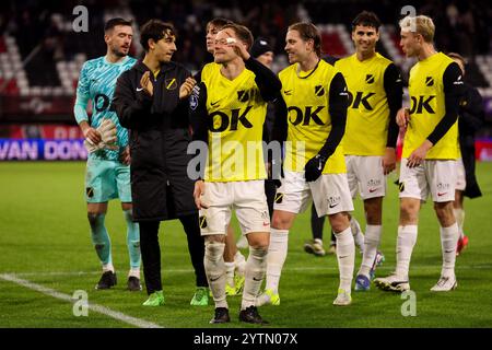 Rotterdam, Niederlande. Dezember 2024. ROTTERDAM, NIEDERLANDE - 7. DEZEMBER: Daniel Bielica von NAC Breda, Raul Paula von NAC Breda, Boyd Lucassen von NAC Breda, Elias Omarsson von NAC Breda, Leo Greiml von NAC Breda, Casper Staring von NAC Breda dankt den Fans für ihre Unterstützung, nachdem sie das Spiel während des niederländischen Eredivisie-Matches zwischen Sparta Rotterdam und NAC Breda im Sparta-stadion Het Kasteel am 7. Dezember 2024 in Rotterdam gewonnen hatten. (Foto von Hans van der Valk/Orange Pictures) Credit: Orange Pics BV/Alamy Live News Stockfoto