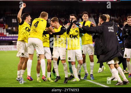 Rotterdam, Niederlande. Dezember 2024. ROTTERDAM, NIEDERLANDE - 7. DEZEMBER: Boy Kemper von NAC Breda, Daniel Bielica von NAC Breda, Raul Paula von NAC Breda, Boyd Lucassen von NAC Breda, Elias Omarsson von NAC Breda, Leo Greiml von NAC Breda, Casper Staring von NAC Breda dankt den Fans für ihre Unterstützung, nachdem sie das Spiel während des niederländischen Eredivisie-Matches zwischen Sparta Rotterdam und NAC bredion am 7. Dezember 2024 in Het kastedion gewonnen haben. (Foto von Hans van der Valk/Orange Pictures) Credit: Orange Pics BV/Alamy Live News Stockfoto