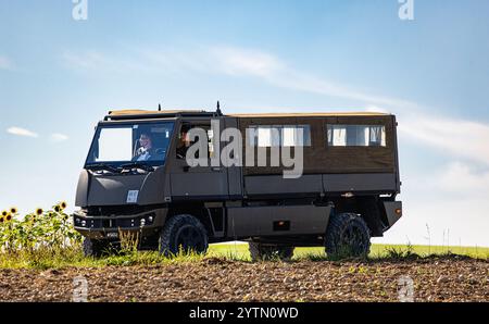 Oberglatt, Schweiz, 6. September 2024: Ein Schweizer Armee-Duro-Fahrzeug fährt als Truppentransport auf einer Feldstraße. (Foto: Andreas Haas/dieBildmanufaktur) Stockfoto