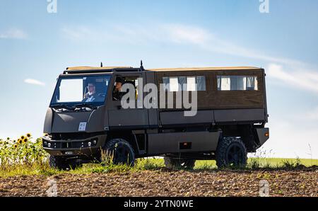 Oberglatt, Schweiz, 6. September 2024: Ein Schweizer Armee-Duro-Fahrzeug fährt als Truppentransport auf einer Feldstraße. (Foto: Andreas Haas/dieBildmanufaktur) Stockfoto